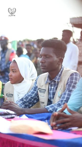 شابة وشاب يدونان الملاحظات في جلسة مجتمعية