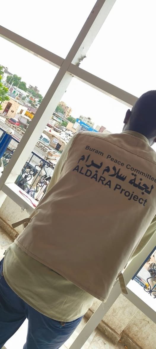 متطوع من لجنة سلام برام يرتدي سترة المشروع